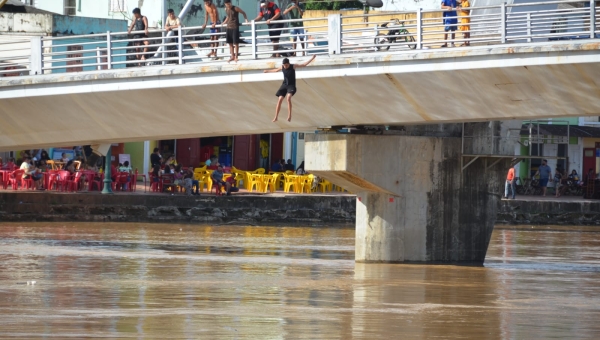 Jovens se arriscam pulando da Passarela Joaquim Macedo em Rio Branco